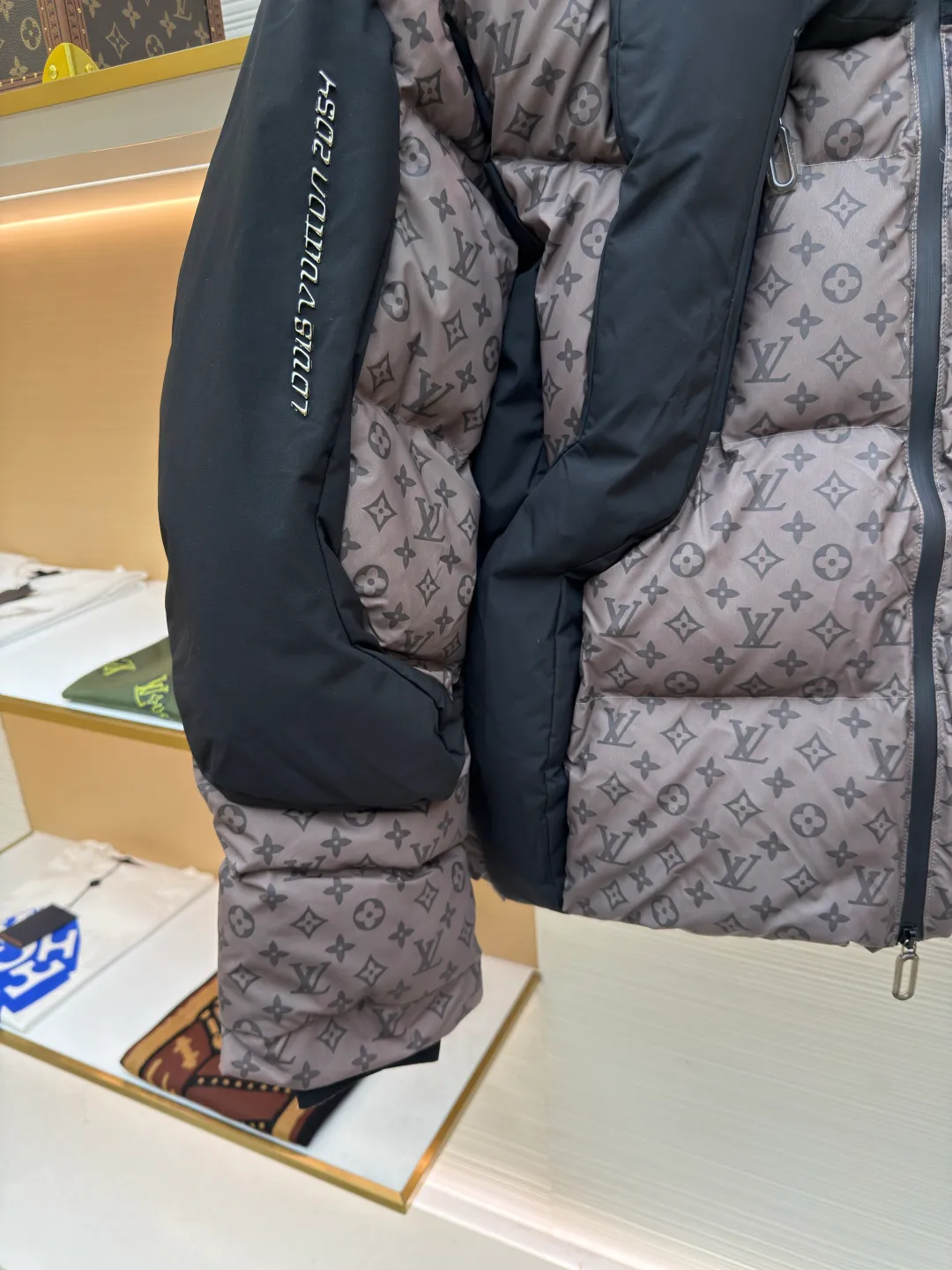 LOUIS VUITTON temperature-sensitive color-changing jacquard down jacket ●Original version: purchased and developed for 17999 ●Item number: 1680753-G45 ●Fabric: black technology fabric ●Technology: temperature-sensitive color-changing production ●Version: fitted version ●Weight: about 1475 grams ●Size: 44-46-48-50-52 ●Description: ✅Exclusively customized black technology fabric, the color of the fabric changes when the temperature reaches the specified degree, waterproof and anti-static fabric, good drape and no stretch, STORM SYSTEM waterproof surface treatment process, waterproof, windproof and breathable hydrophilic film. ✅Original data opening, coordinated proportions, loose, warm, fashionable, tolerant version, complex turning, and exquisite craftsmanship. ✅ Top-notch exquisite workmanship, in full compliance with EU requirements, each grid is filled with full down, and the interior is filled with genuine imported 90% white goose down. It is light and thin, has a delicate feel, is not easy to deform, and does not show through. Goose down is widely used in ski shirts and cold-proof clothing. The thermal insulation performance of goose down will be better under the same amount of down. The upper body is light and has no weight-bearing feeling, and the warmth retention can be imagined. ✅This heavy-duty down jacket has excellent thermal insulation performance, is light and not heavy, and has good bulk recovery after compression. Warm reminder: ⚠️Washing method: Do not wash, do not machine wash, can be dry cleaned. The overall wiring is straight and delicate, the fabric is comfortable and soft, and the color is consistent without color difference. It can be matched with the same style to create a fashionable look and control various occasions. Customized accessories, complete with three standards, same style for men and women!